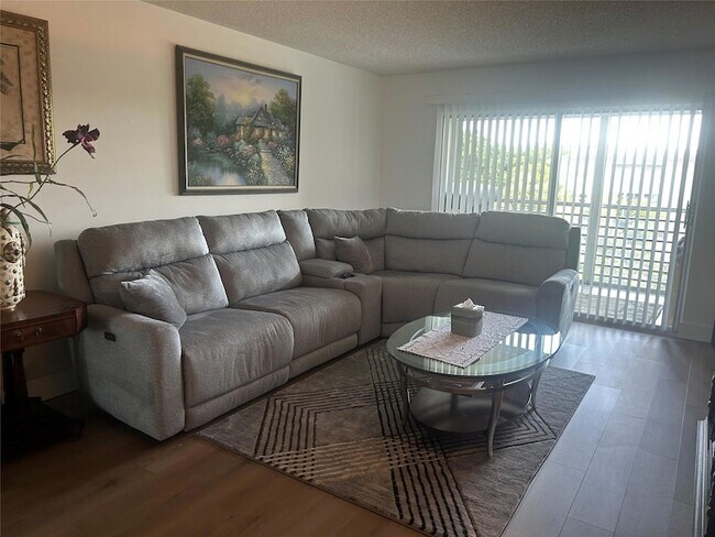 Foto del edificio - 3405 Bimini Ln