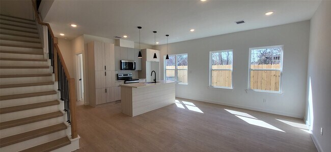 Building Photo - 1033 North Ln