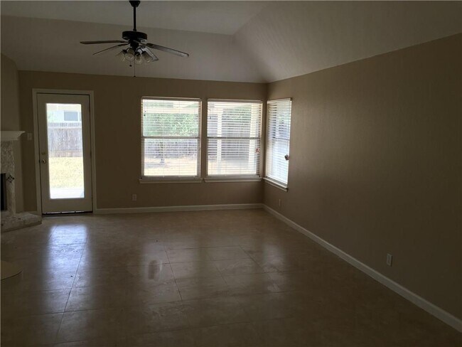 Building Photo - 1105 Glendalough Dr