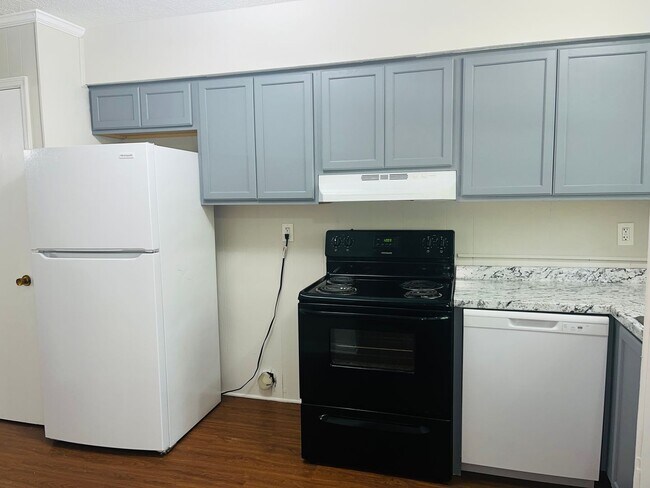 Building Photo - 606 Elm St