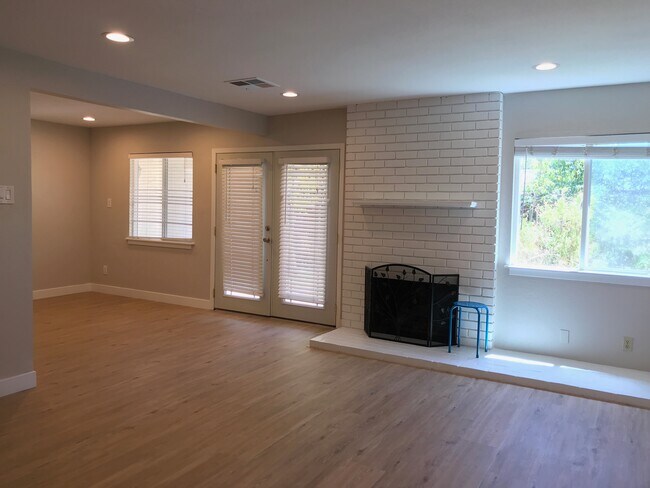 Chimenea viviente - 540 Monica Ln