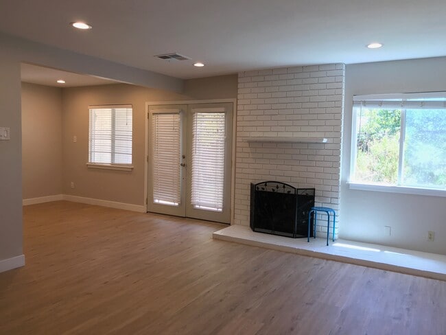 Living Fire Place - 540 Monica Ln