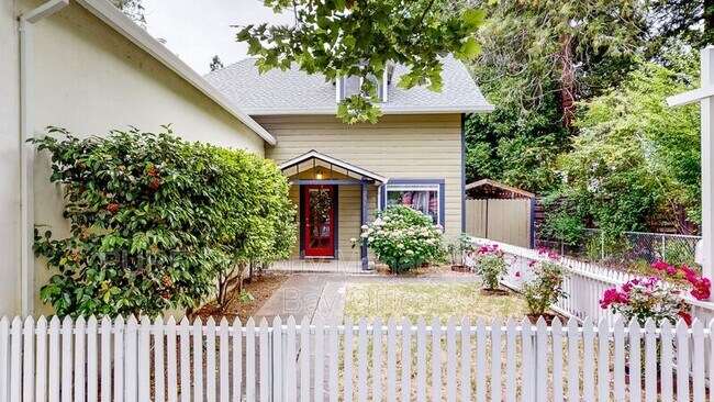 Foto del edificio - 235 N Cloverdale Blvd