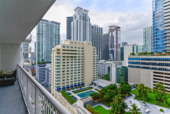 Foto del edificio - 1200 Brickell Bay Dr