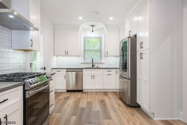 Building Photo - 31 Oak Grove Road Unit 2