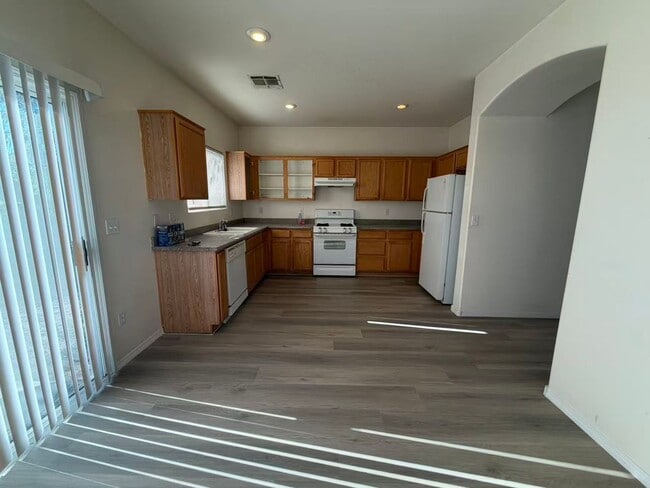 Building Photo - Beautiful 2 story home