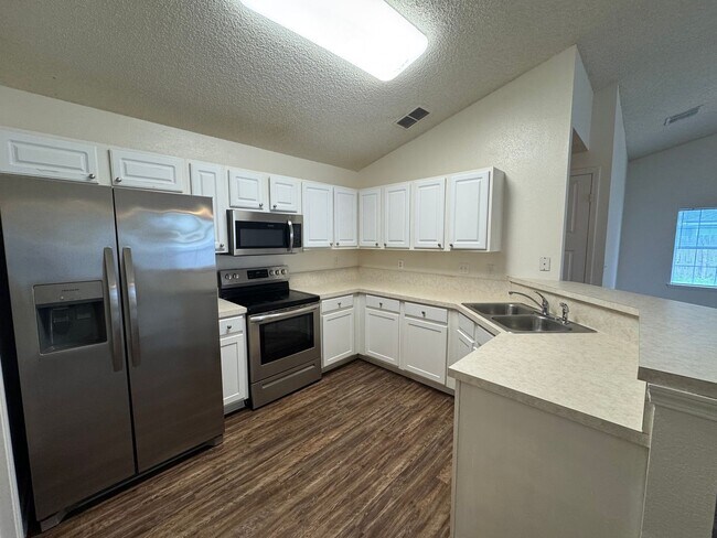 Building Photo - Move In Special 1/2 Off 1st Months Rent! 4...