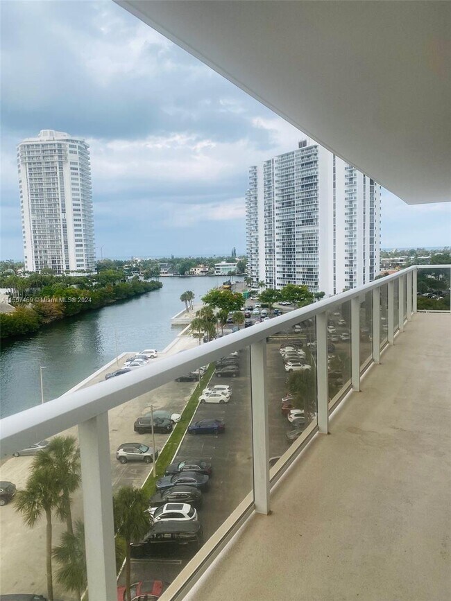Foto del edificio - 3701 N Country Club Dr