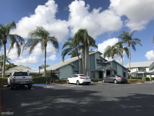 Foto del edificio - 3 br, 2 bath Townhome - 9087 SW 22nd St Apt A