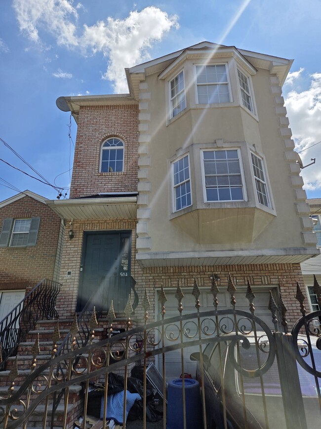 Building Photo - 504 S 14th St