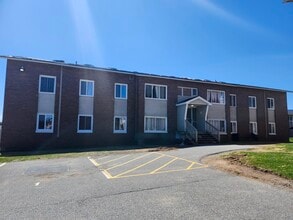 Building Photo - 7 Roxbury Dr