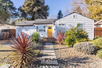 Building Photo - 117 Dewitt Ave