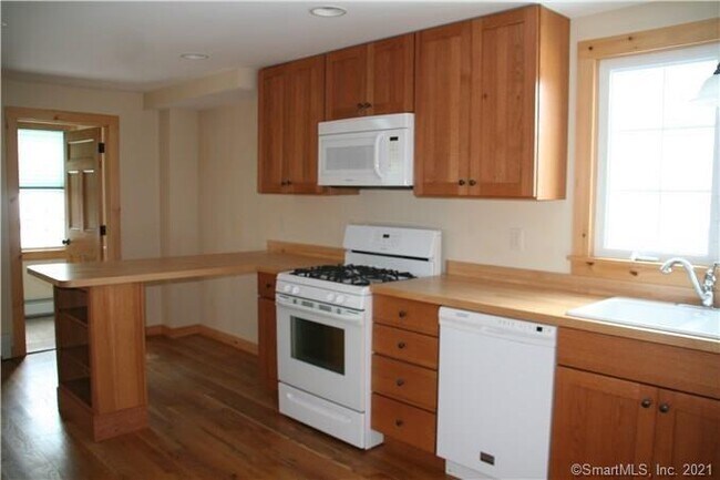 Building Photo - 569 Quaker Farms Rd