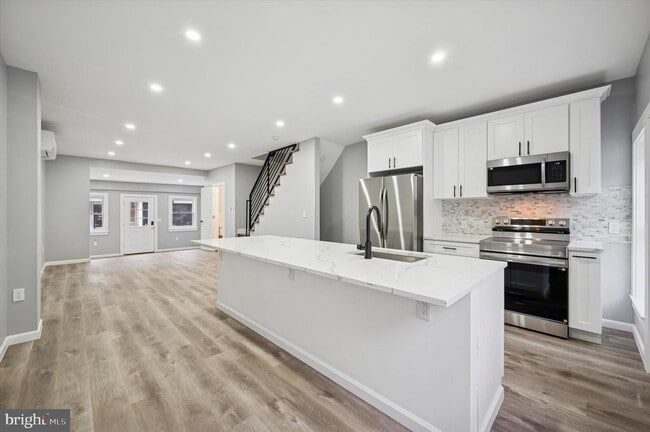 Building Photo - 547 S Yewdall St