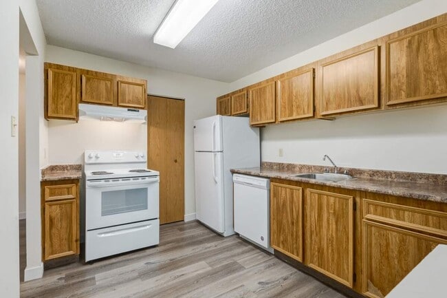 Building Photo - Huntington Hill Coach Homes