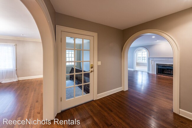 Building Photo - 2 br, 2.5 bath House - 1225 W. 62nd Street
