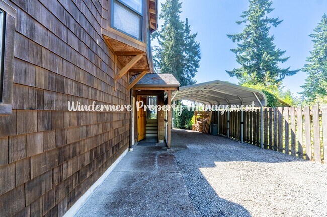 Photo - Sunny, Bright 2 bed in downtown Indianola,... House