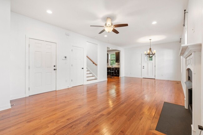 Building Photo - Charming 3 bedroom, 2.5 bath home with fen...