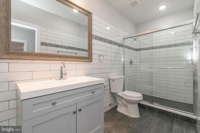 Building Photo - 2414 Mutter St