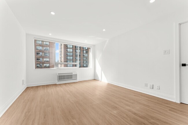 Photo du bâtiment - 44 Charles West in Manulife Centre