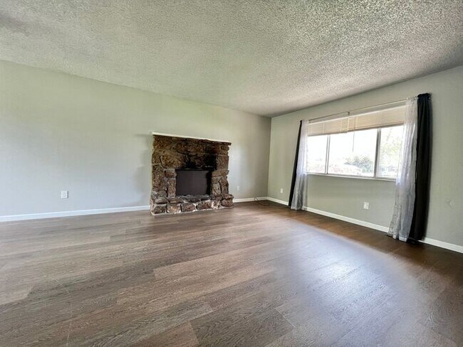 Foto del edificio - Spacious 4bd 2ba Home