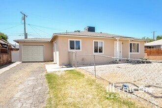 Building Photo - 1126 W Ovington St