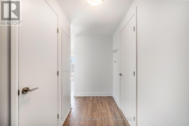 Photo du bâtiment - 4800 Hwy 7