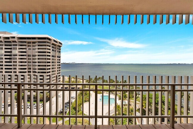 Foto del edificio - 2 Grove Isle Dr