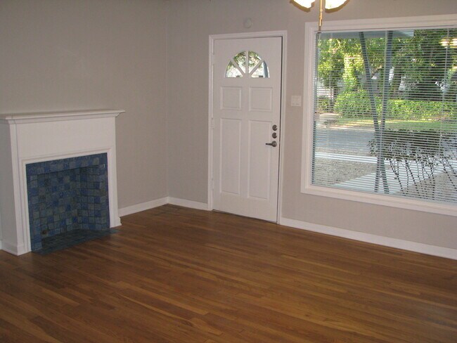 Foto del edificio - UT PRE-LEASE: Incredible 5 bed/2 bath remo...