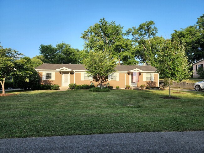 Building Photo - 1115 Parkview Dr