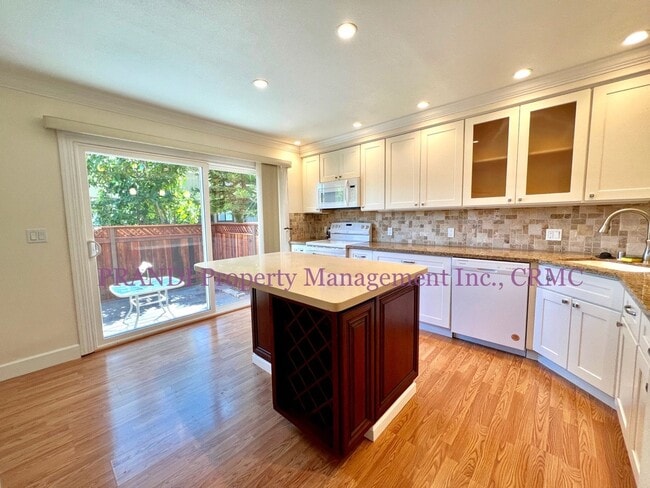 Building Photo - Delightful End Unit Townhome with Washer/D...