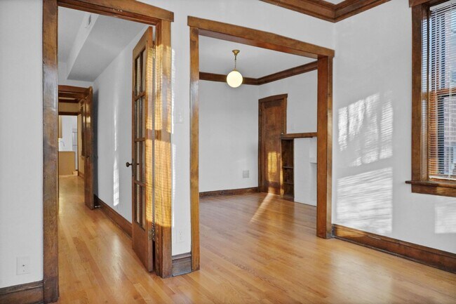 Building Photo - 1402 W Warner Ave