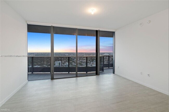 Building Photo - 3 br, 3.5 bath Condo - 1000 Brickell Plz U...
