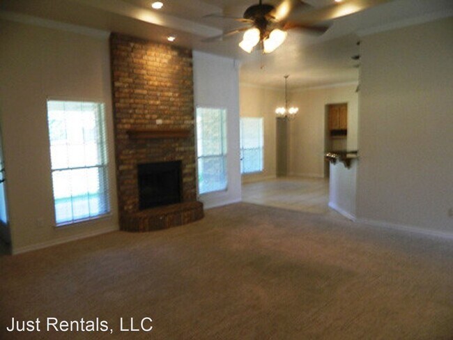 Building Photo - 4 br, 2.5 bath House - 417 Wrought Iron Dr