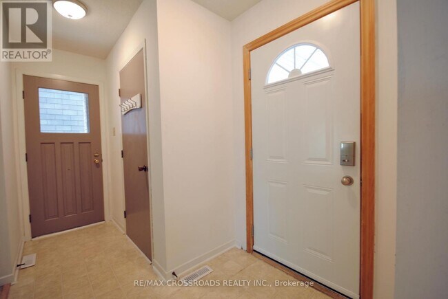 Building Photo - 1813 Shadybrook Dr