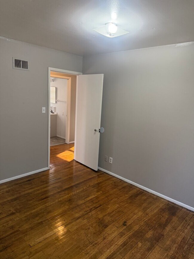 Foto del edificio - Single family 3 bedroom home Thurston Woods Area. On the bus line