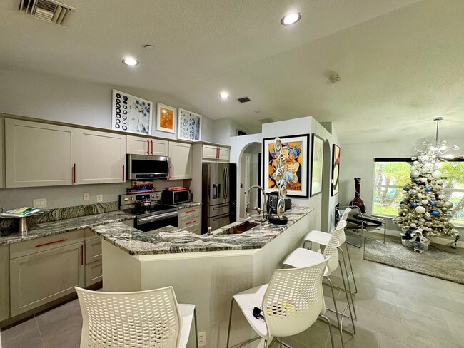 Building Photo - Spacious updated 4/2/2 Home Centrally Located in PSL!