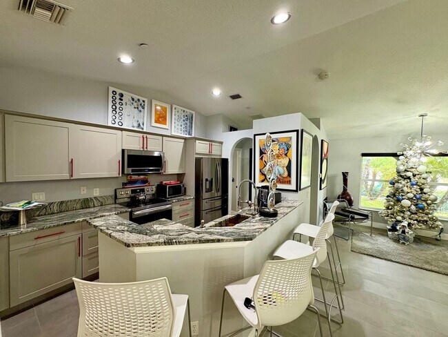 Foto del edificio - Spacious updated 4/2/2 Home Centrally Located in PSL!