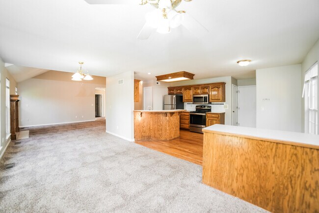 Building Photo - 117 E Foxwood Dr
