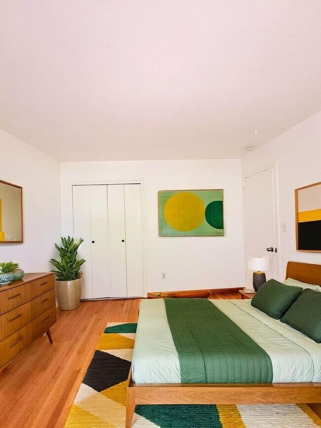 Foto del edificio - 4 bedroom home with fenced back yard!