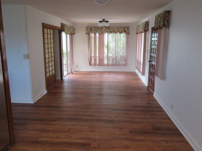 Building Photo - 2060 Mahaoo Pl
