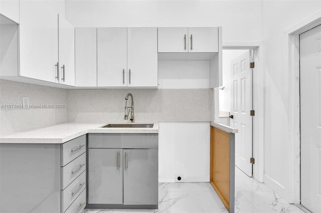 Foto del edificio - 5850 NE 3rd Ave