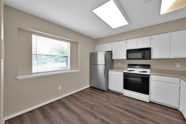 Foto del edificio - 2407 Summer Spring Dr