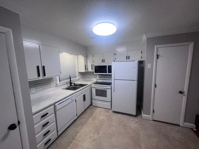 Building Photo - Private Duplex Style 2-bedroom!