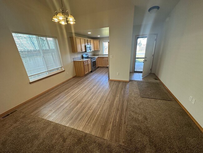 Building Photo - NW Redmond, 3 Bdrm, 2 Bath, All Appliances...