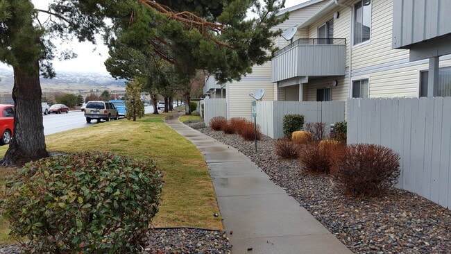 Building Photo - VERY NICE 2 BED/1 BATH 2ND FLOOR CONDO - N...