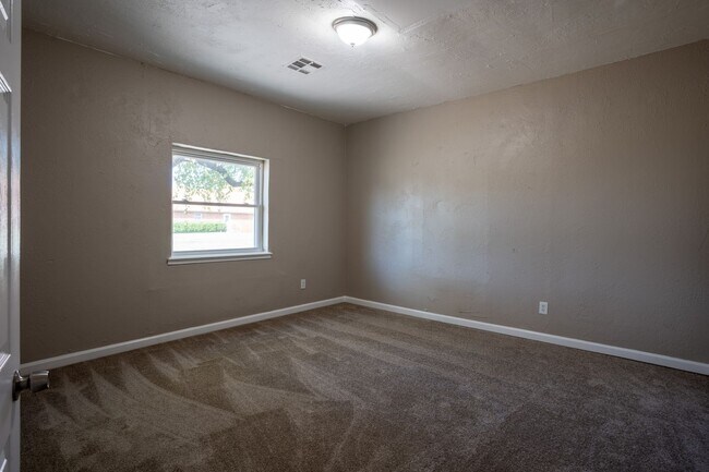 Building Photo - Charming 4-Bedroom Home with Modern Touche...
