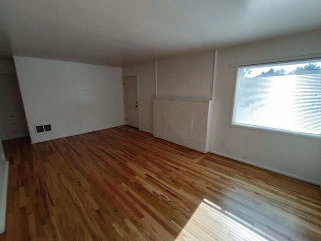Building Photo - Compton-PM-020-0119-4757-4759