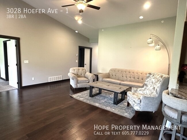 Foto del edificio - 3028 Hoefer Ave