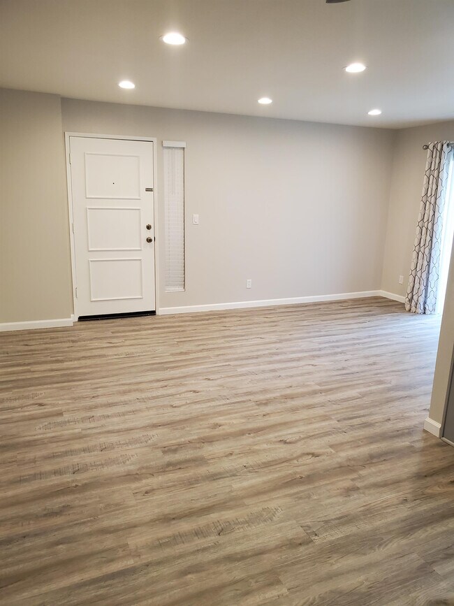 Building Photo - 18149 W Sundowner Way